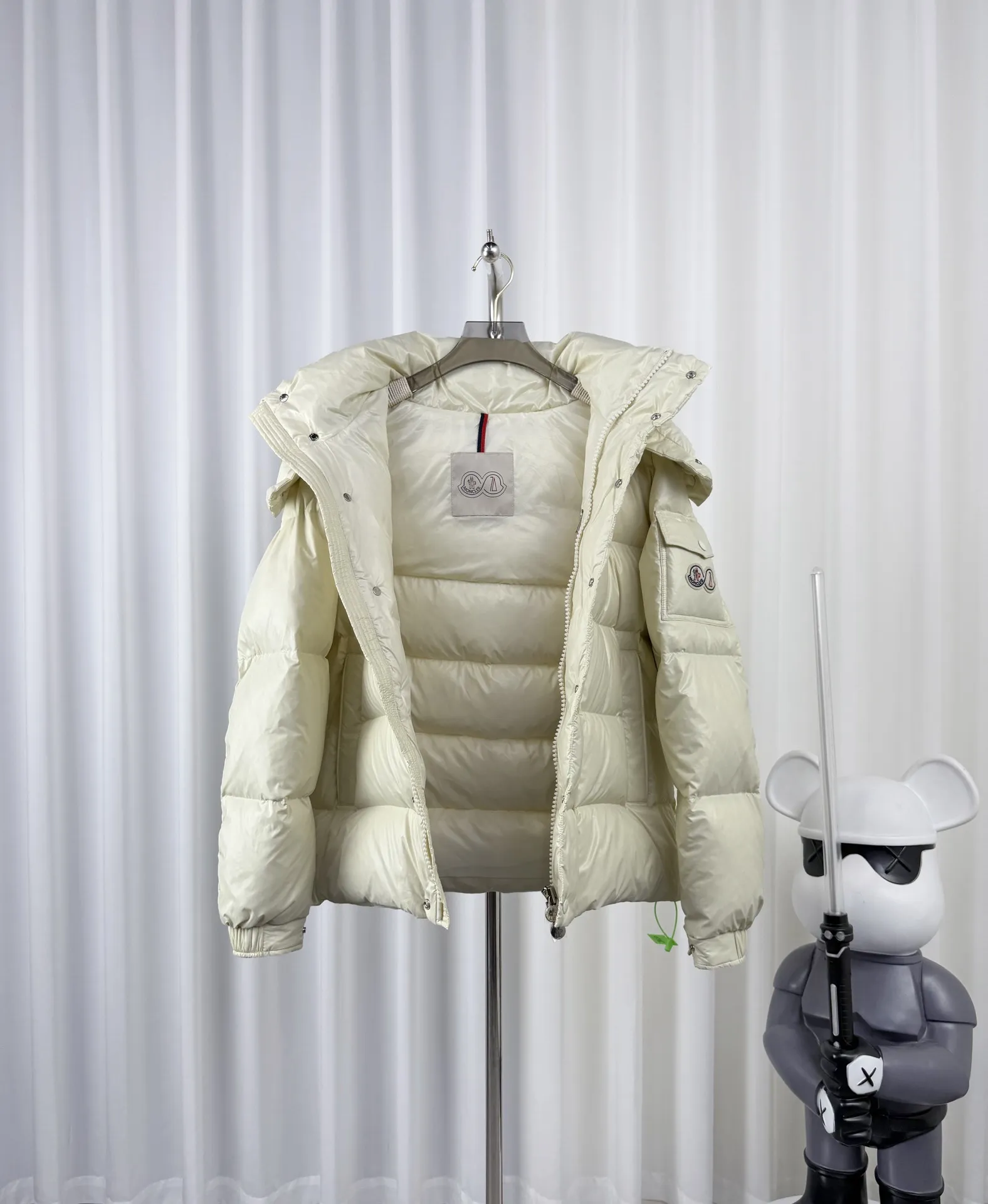 P390 Moncler/ 2026 70 、 。 DNA ， ， 。 Classic ， 、 。 Classic 70 。 Quality， 90 ，Premium Quality ， ，Black ！ Sizes M-3XL
